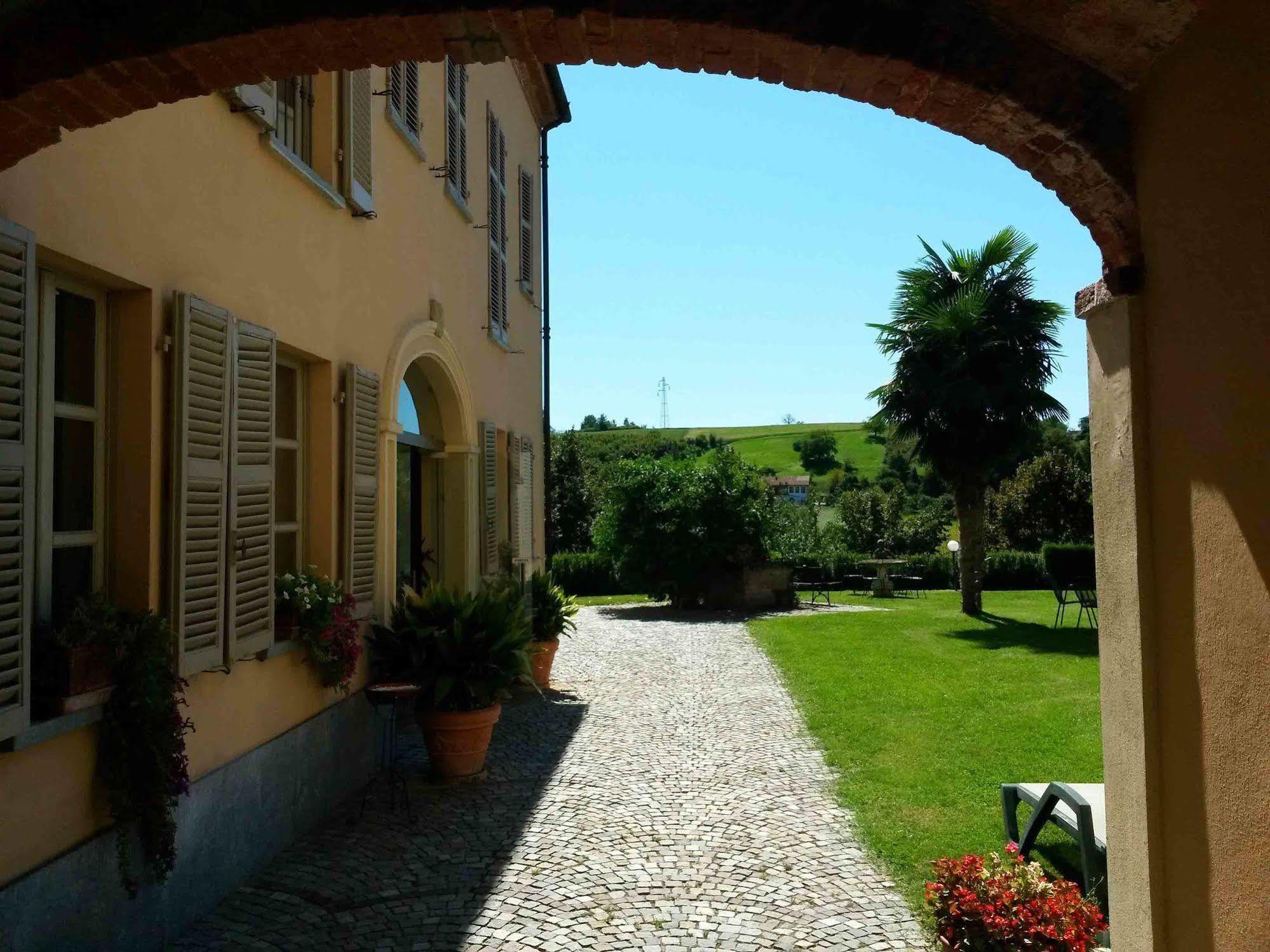 La Regibussa - Hotel Ristorante Asti Bagian luar foto